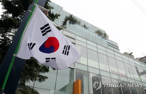'최순실 건물'에도 걸린 현충일 조기