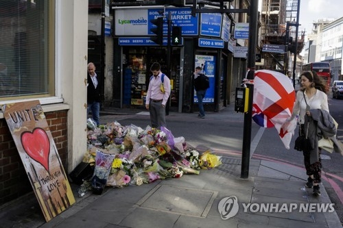 지난 3일 테러가 일어난 런던브리지 인근에 놓여진 희생자 추모 꽃다발