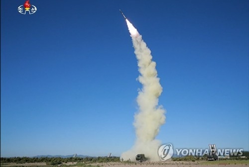 북한이 공개한 지대공 미사일 발사 장면