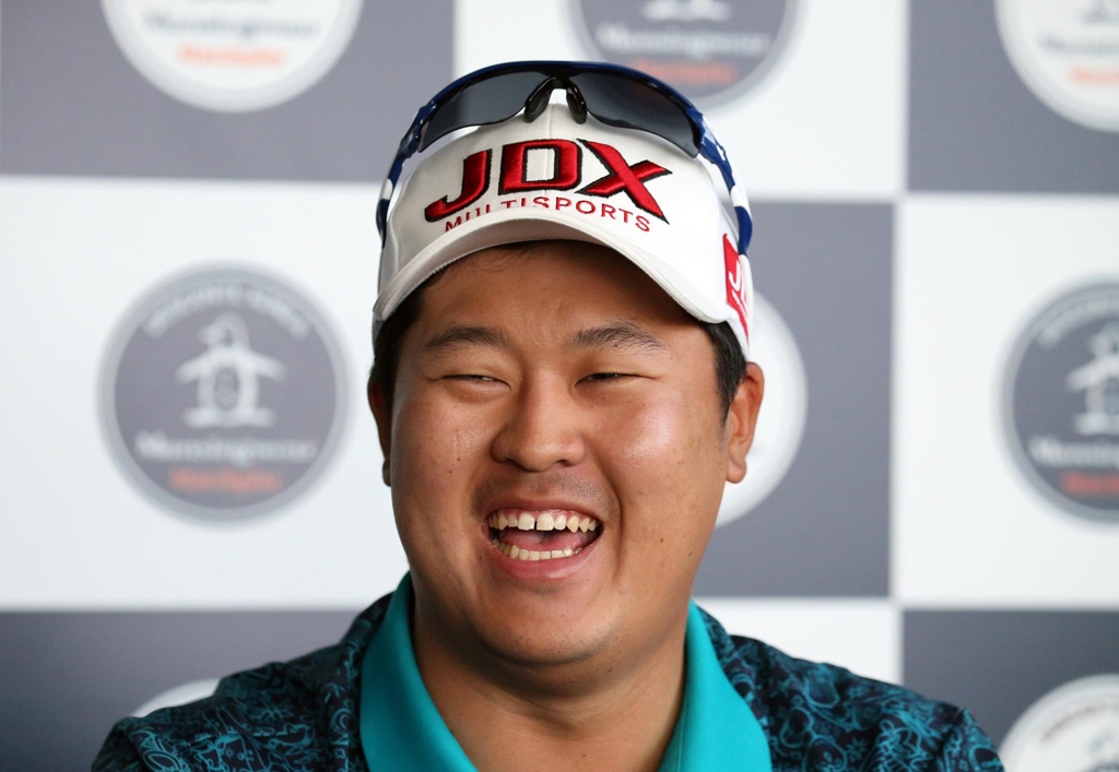 1회전을 통과한 이상엽이 회견 도중 활짝 웃고 있다.<KPGA 제공>