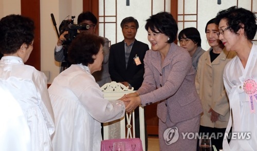 김정숙 여사, '장한 어머니상' 수상자 격려