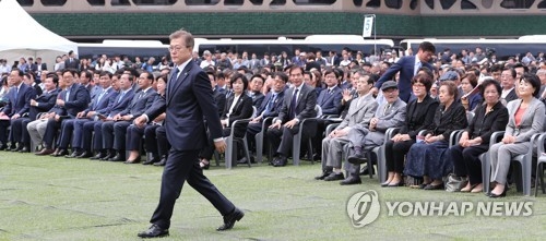 단상 향하는 문 대통령(서울=연합뉴스) 김주형 기자 = 문재인 대통령이 10일 오전 서울광장에서 열린 제30주년 6·10 민주항쟁 기념식에 참석해 기념사 하기 위해 단상으로 향하고 있다. 2017.6.10kjhpress@yna.co.kr(끝)