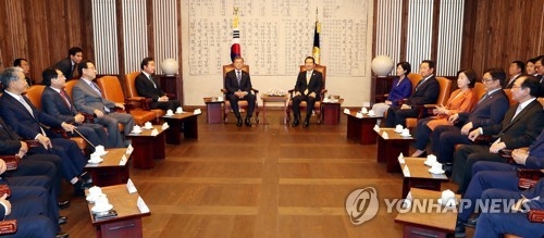 文대통령 "추경 봐주시는 거죠"…野 "통보는 협치 아냐" - 2