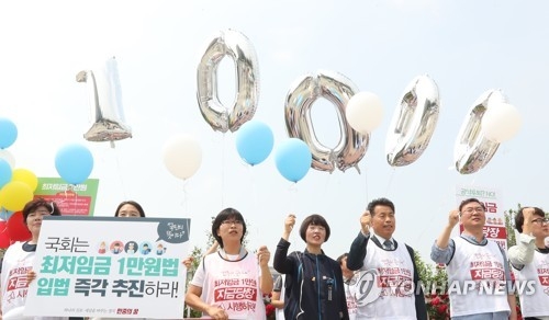 최저임금 1만 원의 꿈(서울=연합뉴스) 정경재 기자 = 지난달 22일 서울 여의도 국회 앞에서 민중의꿈 회원들이 '최저임금 1만원' 인상을 염원하는 풍선을 하늘 위에 띄우고 있다. 2017.5.22jaya@yna.co.kr