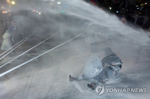 물대포에 쓰러진 백남기 농민, '병사'에서 '외인사'로