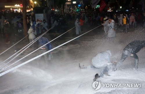 물대포에 쓰러진 백남기 농민, '병사'에서 '외인사'로
