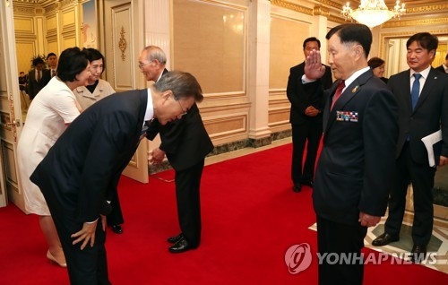 국가유공자의 '경례'에 대한 대통령의 답례는?