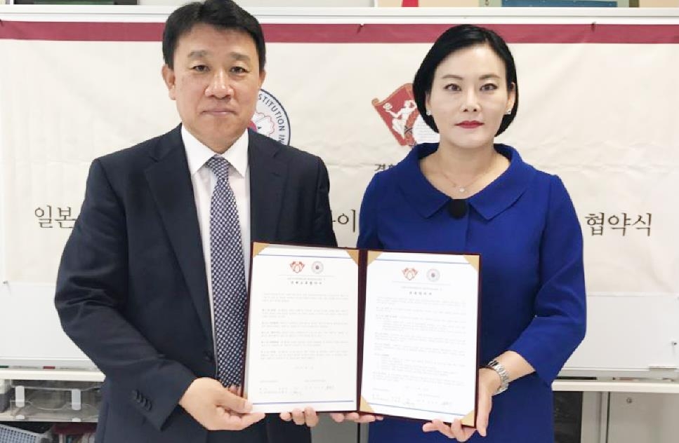 경희사이버대학교 김혜영 입학관리처장·대외협력실장과 동경한국교육원 유호선 원장이 협약을 체결한 후, 기념사진을 촬영했다.