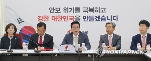 정우택 "靑 인사·민정수석은 뭐 하는 사람…국회 출석시킬 것" - 1