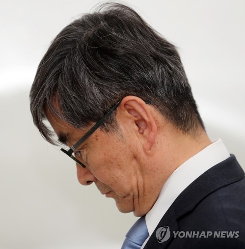 '몰래 혼인신고' 등 각종 의혹으로 홍역을 앓고 있는 안경화 법무부 장관 후보자가 16일 오전 기자회견을 위해 서울 서초구 서울개인회생·파산종합지원센터로 들어가다 잠시 고개를 숙이고 있다. 2017.6.16