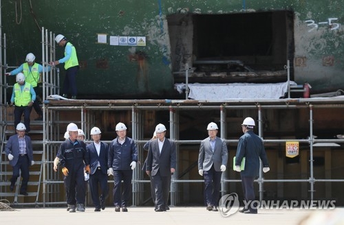 세월호 수색현장 찾은 김영춘 해수부장관(첫줄 왼쪽 3번째)