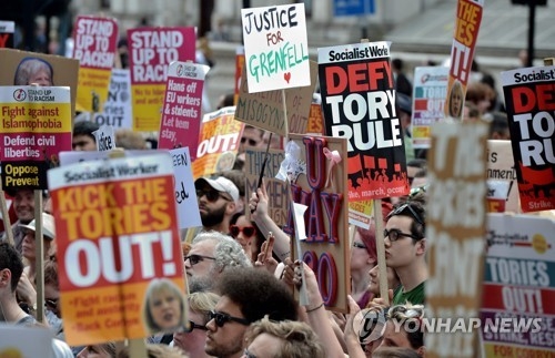 아파트 화재에 분노해 총리 사퇴 시위를 벌이고 있는 런던 시민들 