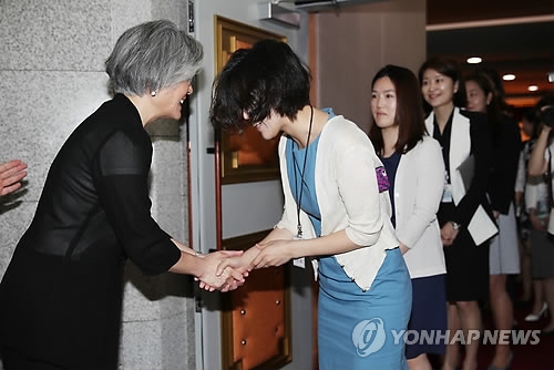 北인권에 소신 강경화…위안부문제엔 "한일관계 전반 관리" - 2