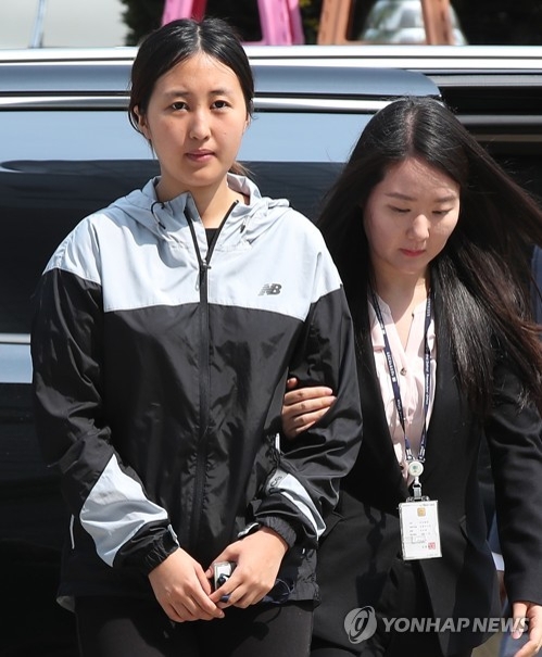 (서울=연합뉴스) 김도훈 기자 = 박근혜 정부 '비선실세' 최순실 씨의 딸 정유라 씨가 두 번째 구속 전 피의자심문(영장실질심사)을 받기 위해 20일 오전 서울 서초구 서울중앙지법으로 출석하고 있다. 지난달 31일 덴마크에서 송환 형태로 전격 귀국한 정씨에게는 두 번째 영장심사다. 2017.6.20