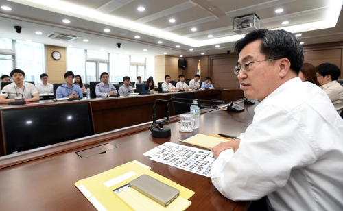 직원과의 대화 여는 김동연 부총리