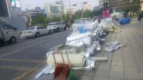 (서울=연합뉴스) 건설노조가 청계광장에서 노숙농성을 한 후 남아 있는 은색깔판들. 2017.6.21