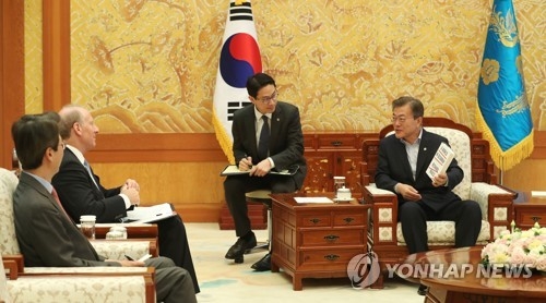 (서울=연합뉴스) 문재인 대통령이 21일 오전 청와대 본관 접견실에서 리차드 하스 미국외교협회(Council on Foreign Relations, CFR) 회장과 환담을 하고 있다.