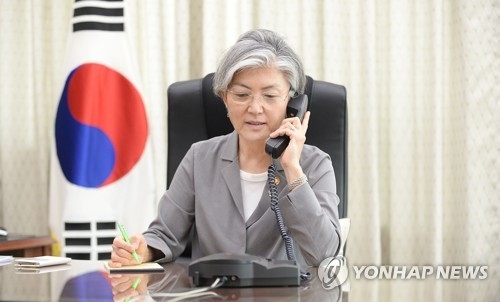 지난 21일 기시다 일본 외무상과 통화하는 강경화 외교장관