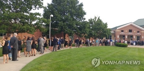 (신시내티<美 오하이오州>=연합뉴스) 이준서 특파원 = 북한에 장기간 억류됐다가 혼수상태로 송환된 뒤 사망한 미국 대학생 오토 웜비어(22)의 장례장이 마련된 '와이오밍 고등학교'에 웜비어를 추모하는 시민들이 줄지어 서 있다 2017.6.22