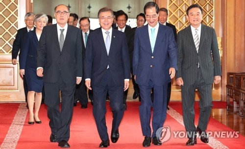 전직 주미대사들과 간담회장 향하는 문 대통령