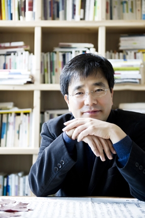 국제한인문학회 7대 회장에 취임한 홍용희 경희사이버대 교수