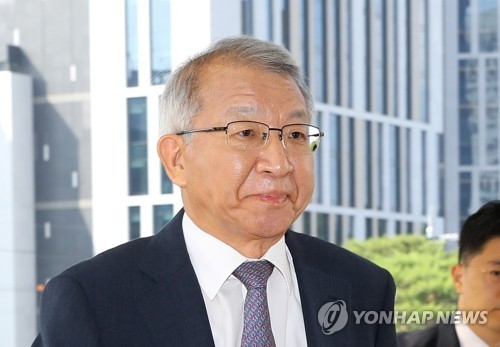 기로에 선 양승태 대법원장(서울=연합뉴스) 권준우 기자 = 대법원 공직자윤리위원회가 '법원 고위간부의 사법행정권 남용' 사태에 대한 심의 결과를 확정키로 한 27일 오전 양승태 대법원장이 서울 서초구 대법원 청사로 출근하고 있다. 9월 임기를 마치는 양 대법원장은 윤리위가 내놓는 결론을 지켜본 뒤 판사회의 측이 요구하는 조사권 위임 등에 대한 입장을 내놓을 전망이다. 2017.6.27stop@yna.co.kr(끝)