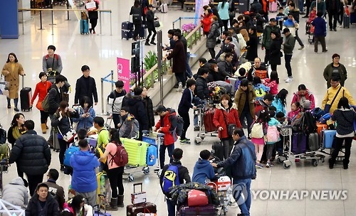 해외여행객으로 붐비는 인천공항[연합뉴스 자료사진]
