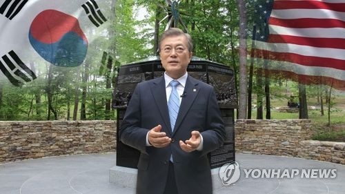 문재인 대통령 첫 일정은 장진호전투기념비 헌화