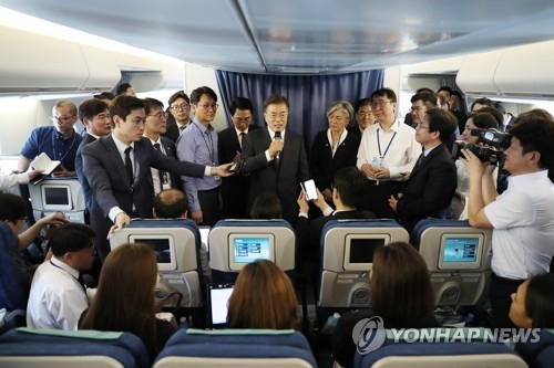 기내회견하는 문 대통령