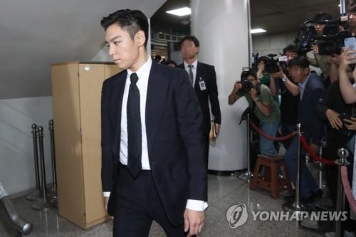 첫 공판 출석하는 최승현(서울=연합뉴스) 강민지 기자 = 대마초를 피운 혐의를 받고 있는 인기 아이돌 그룹 빅뱅의 탑(본명 최승현)이 29일 오전 서울 서초구 서울지방법원에서 열린 첫 공판에 출석하고 있다. 2017.6.29mjkang@yna.co.kr