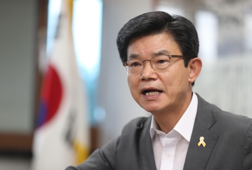 인터뷰하는 이석문 제주교육감