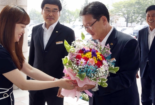 취임 3주년 축하 꽃다발 받는 박세복 영동군수