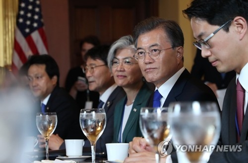 발언 듣는 문 대통령
