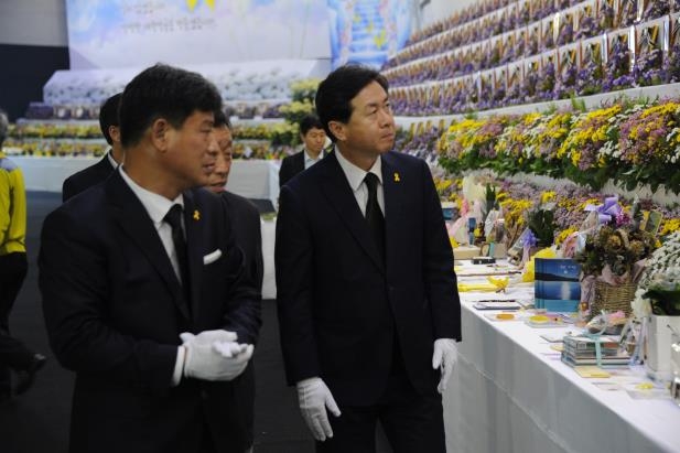 김영춘 해수부 장관, 안산 정부합동분향소 방문