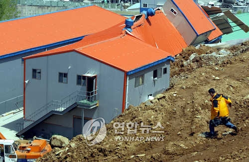 산사태로 토사가 덮친 산 아래 김해지역 공장