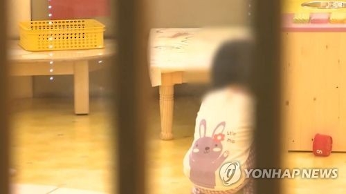 운다고 불 꺼진 방 가둬…0∼2세 원아들 상습학대한 원장(종합) - 2