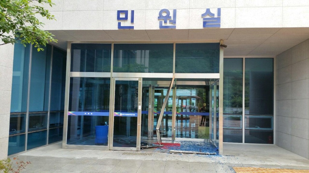 차량이 돌진해 부서진 현관출입문