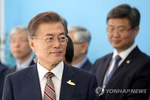 문 대통령, 양자회담 앞서 참모진과 대화