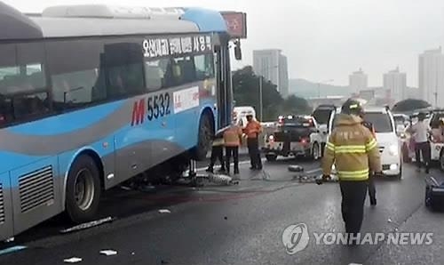 빗길에 버스·승용차 추돌 대형사고 [연합뉴스 자료사진]