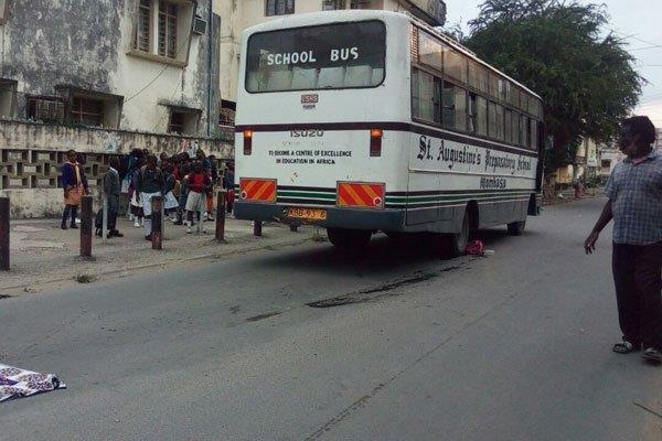 지난 21일(현지시간) 케냐 제 2도시 몸바사에서 유치원생이 버스 바닥에 난 구멍으로 떨어져 사망한 사고 현장[데일리 네이션 자료 사진]