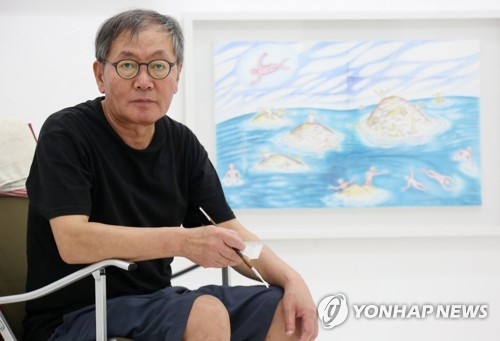 연합뉴스와 인터뷰하는 정복수 작가