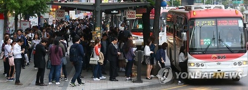 광역버스 이용하는 시민들 [연합뉴스 자료사진]