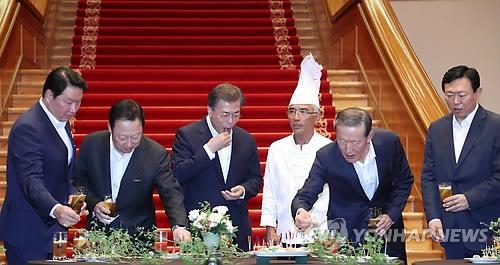 칵테일 타임 즐기는 문 대통령과 기업인들