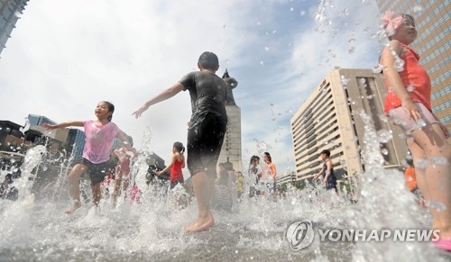 도심 분수대에서 더위 식히는 어린이들