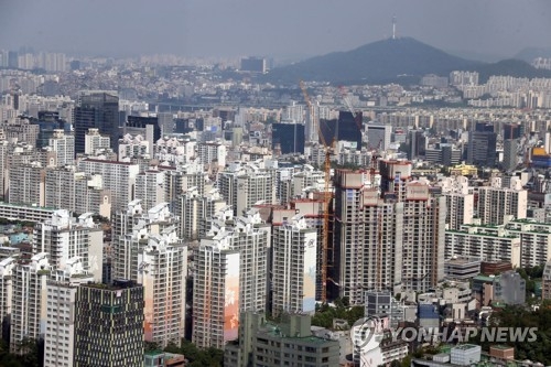 부동산 투기과열지구 '서울'(서울=연합뉴스) 이상학 기자 = 3일부터 서울, 경기도 과천, 세종시가 투기과열지구로 지정돼 주택 대출한도가 축소되고 재건축·재개발 지위 양도가 대폭 제한된다. 서울 중 강남 4개구를 비롯한 11개 구와 세종시는 추가로 대출규제 등이 적용되는 투기지역으로 다시 묶인다. 이날 서울시내 대규모 아파트 단지 모습. 2017.8.3leesh@yna.co.kr