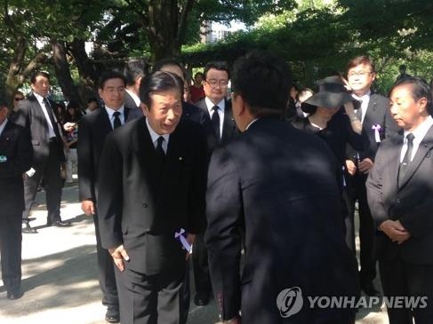 히로시마 한국인원폭희생자 위령비 찾은 일본 공명당 대표