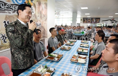 지난 5일 신병교육대대 방문한 송영무 국방부 장관