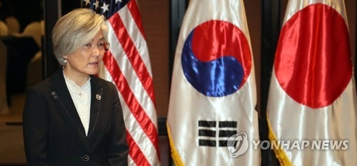 미ㆍ일 기다리는 강경화 장관(마닐라=연합뉴스) 김현태 기자 = 7일 필리핀 마닐라 시내의 한 호텔에서 열린 한국, 미국, 일본 외교장관 회담에서 먼저 도착한 강경화 외교부 장관이 렉스 틸러슨 미국 국무부 장관과 고노 다로 일본 외무상을 기다리고 있다. 2017.8.7mtkht@yna.co.kr