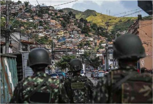리우 시에 배치된 군인들이 빈민가에서 범죄조직 소탕작전을 벌이고 있다.[브라질 일간지 폴랴 지 상파울루]