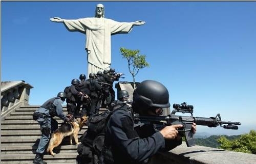 리우 시의 명물인 거대 예수상 주변에서 경찰이 작전을 벌이고 있다.[브라질 일간지 글로부]